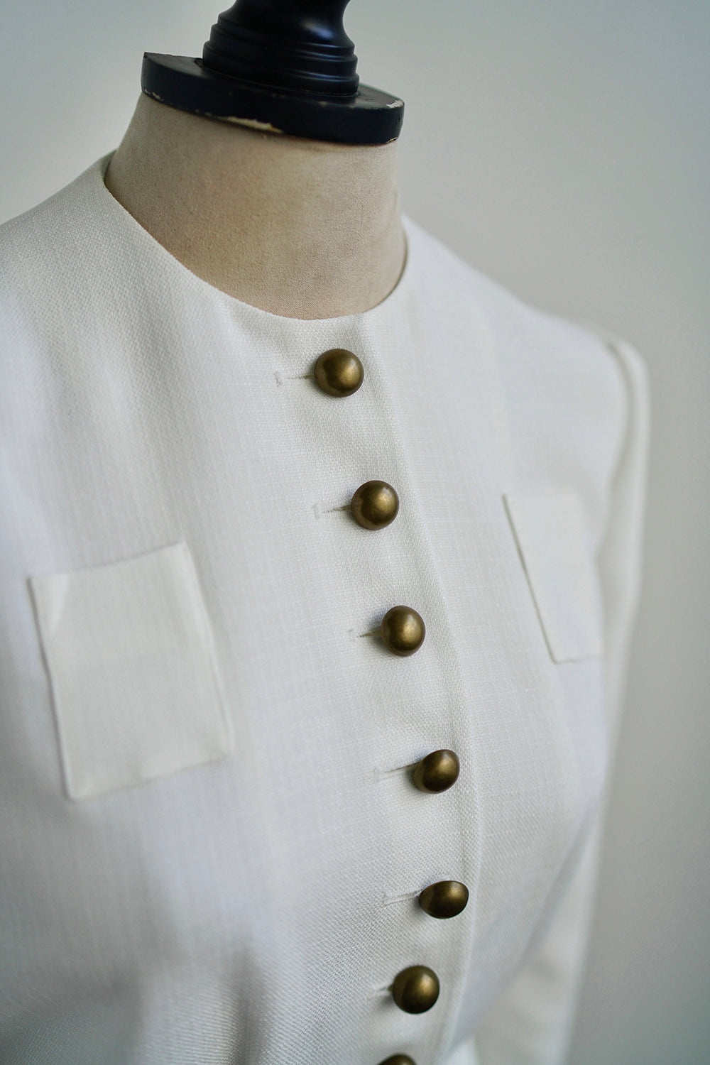1930s|Collarless Fitted Button-Up Top( White )