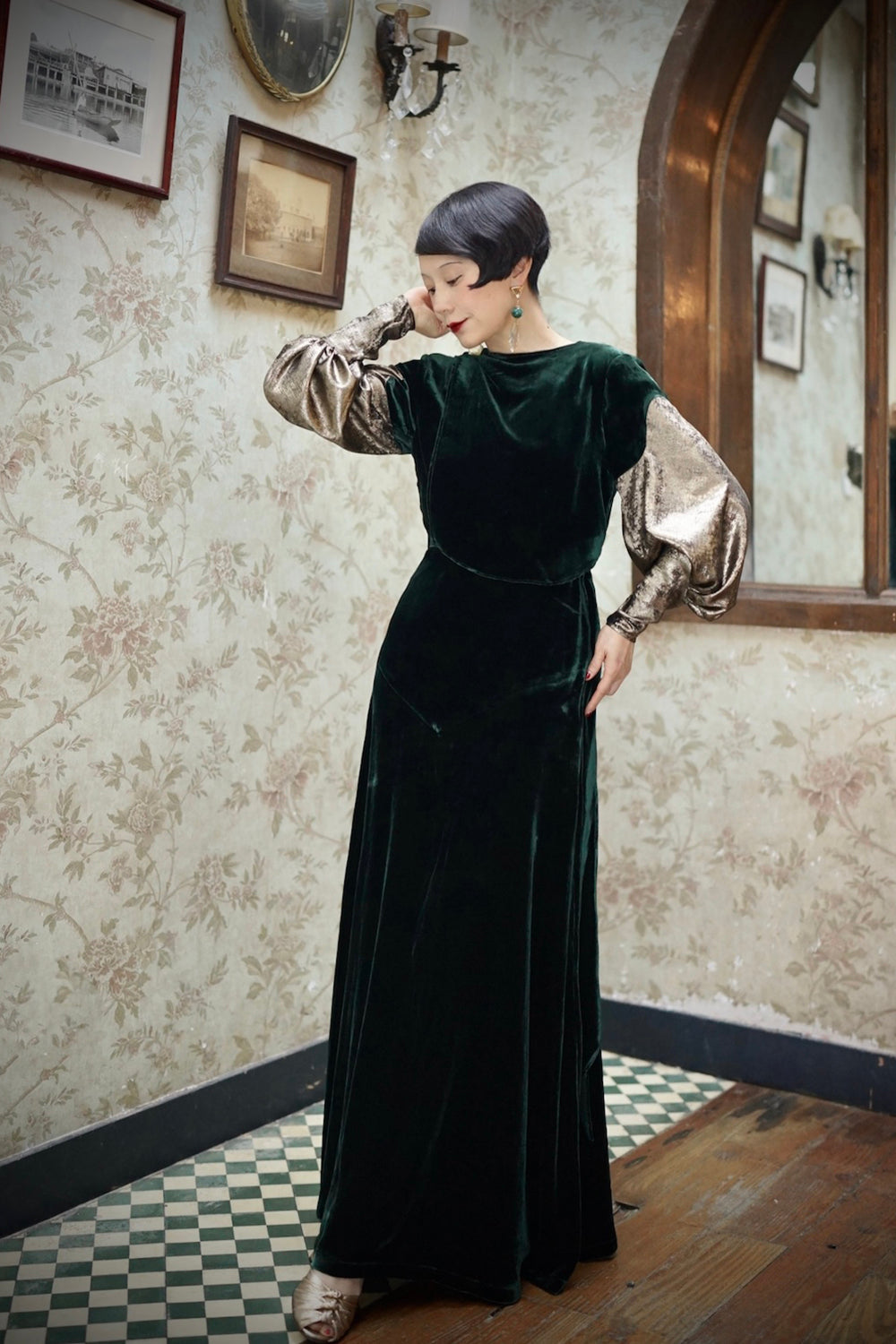1930s|Gold-Sleeved Green Velvet Evening Gown