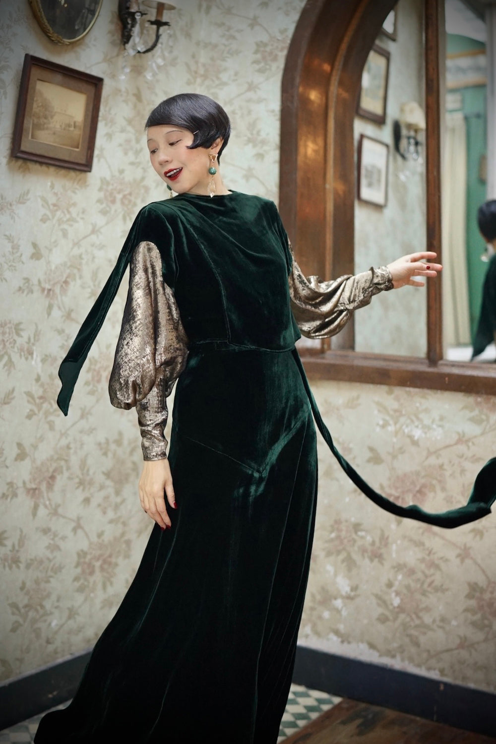 1930s|Gold-Sleeved Green Velvet Evening Gown