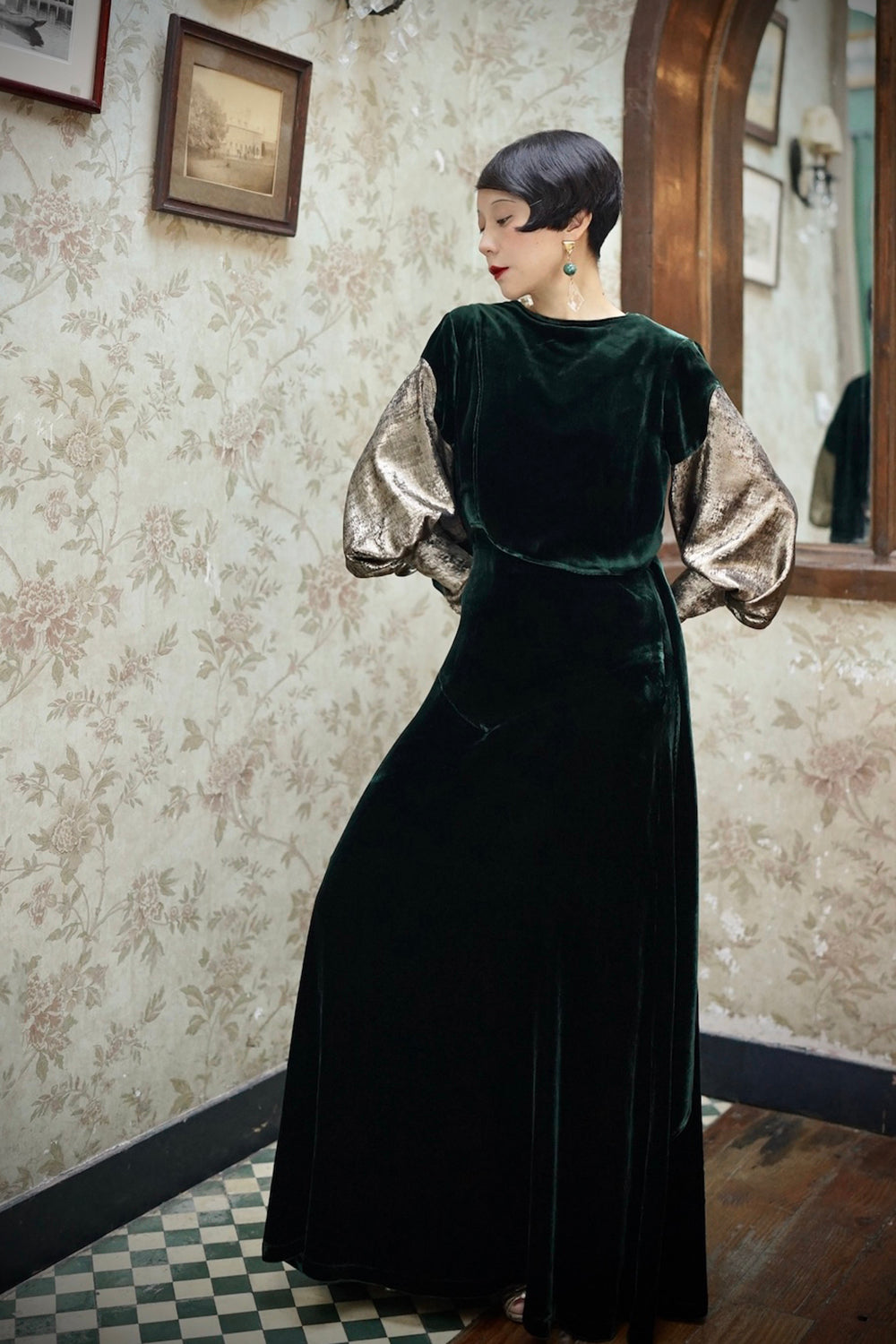 1930s|Gold-Sleeved Green Velvet Evening Gown