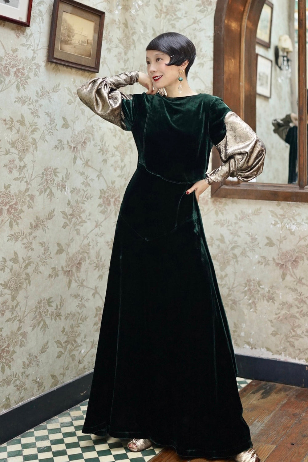 1930s|Gold-Sleeved Green Velvet Evening Gown