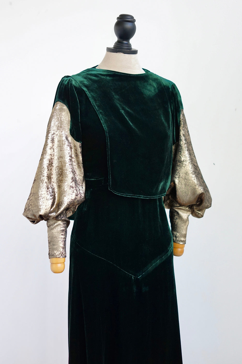 1930s|Gold-Sleeved Green Velvet Evening Gown