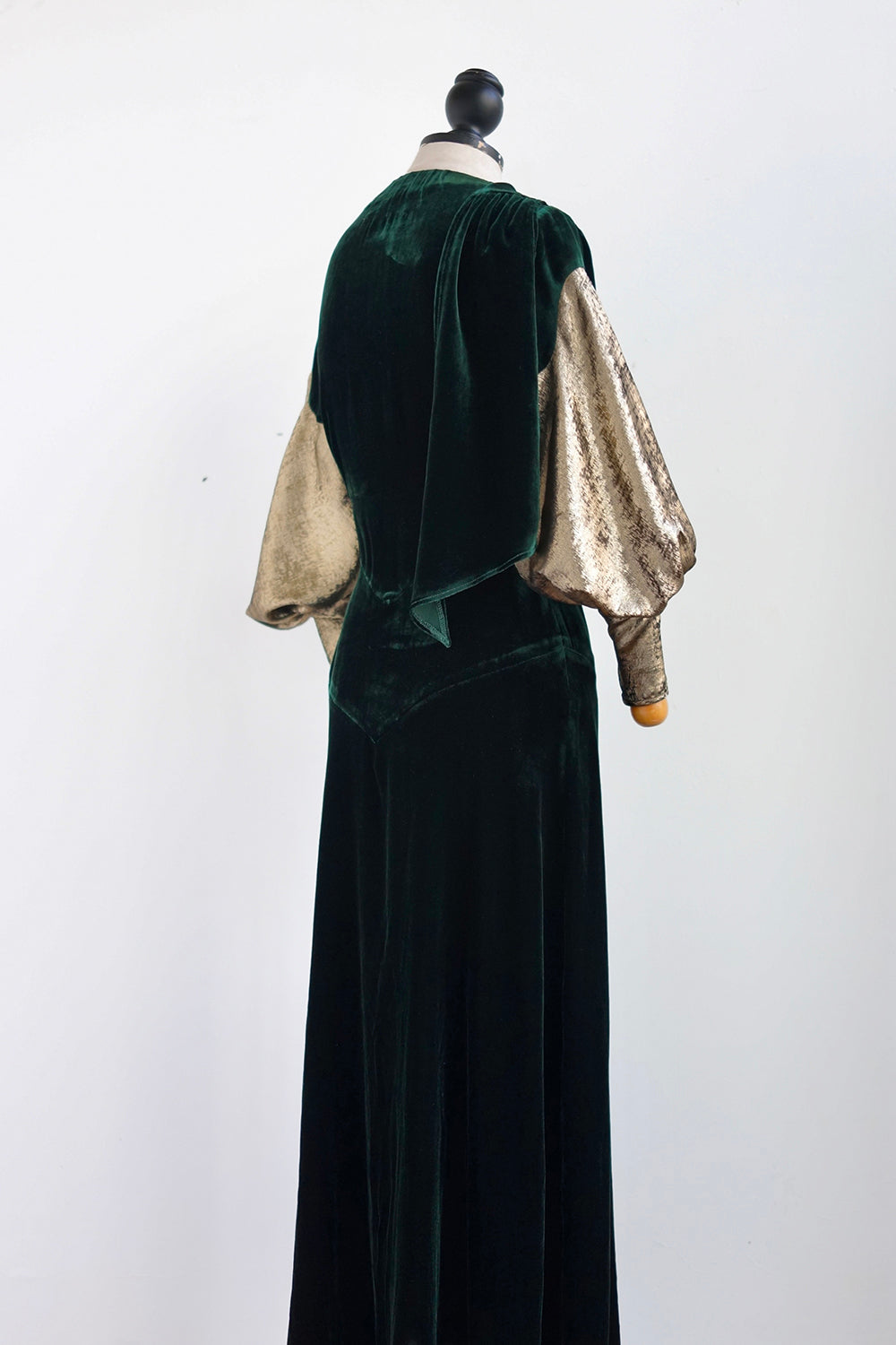 1930s|Gold-Sleeved Green Velvet Evening Gown