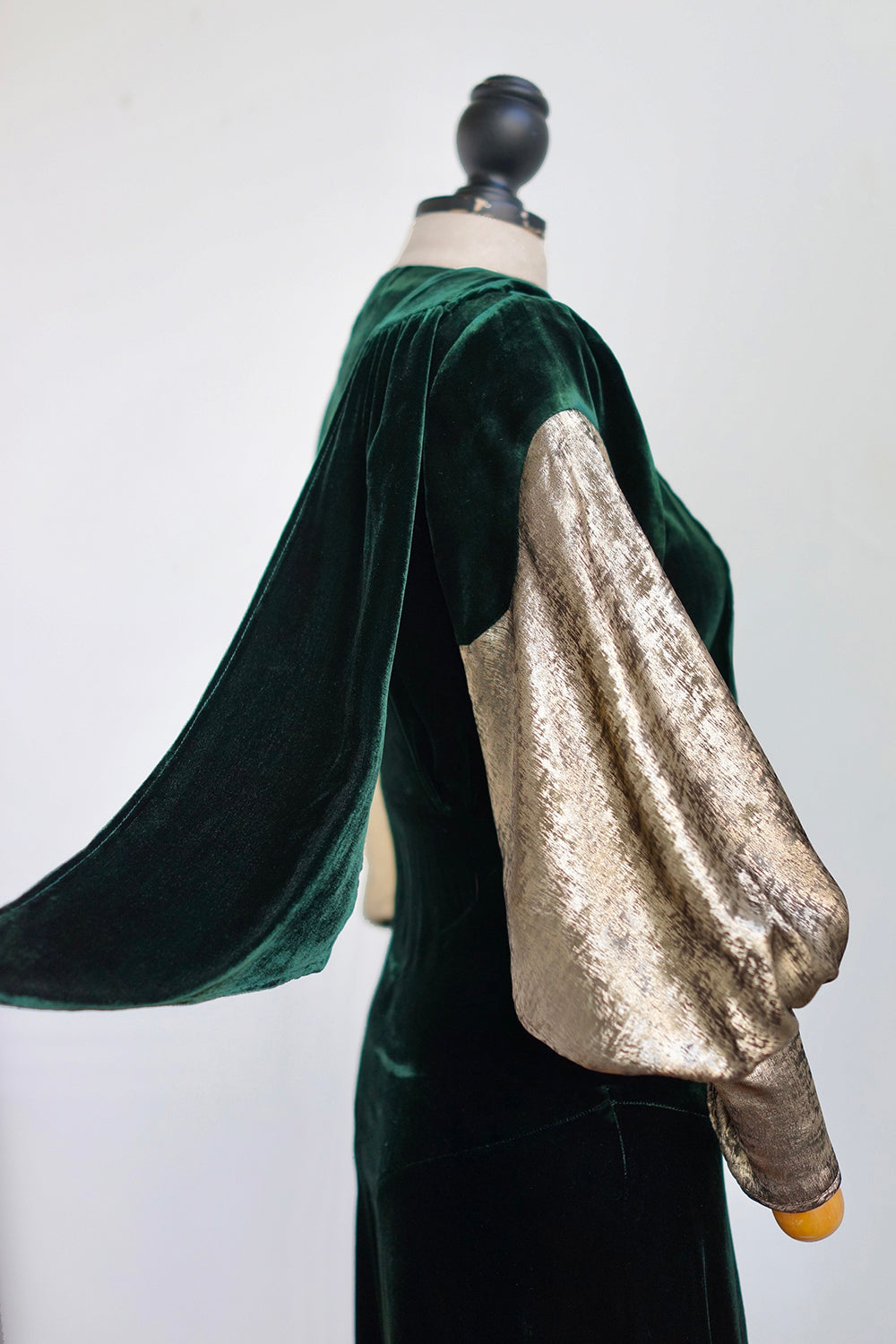1930s|Gold-Sleeved Green Velvet Evening Gown