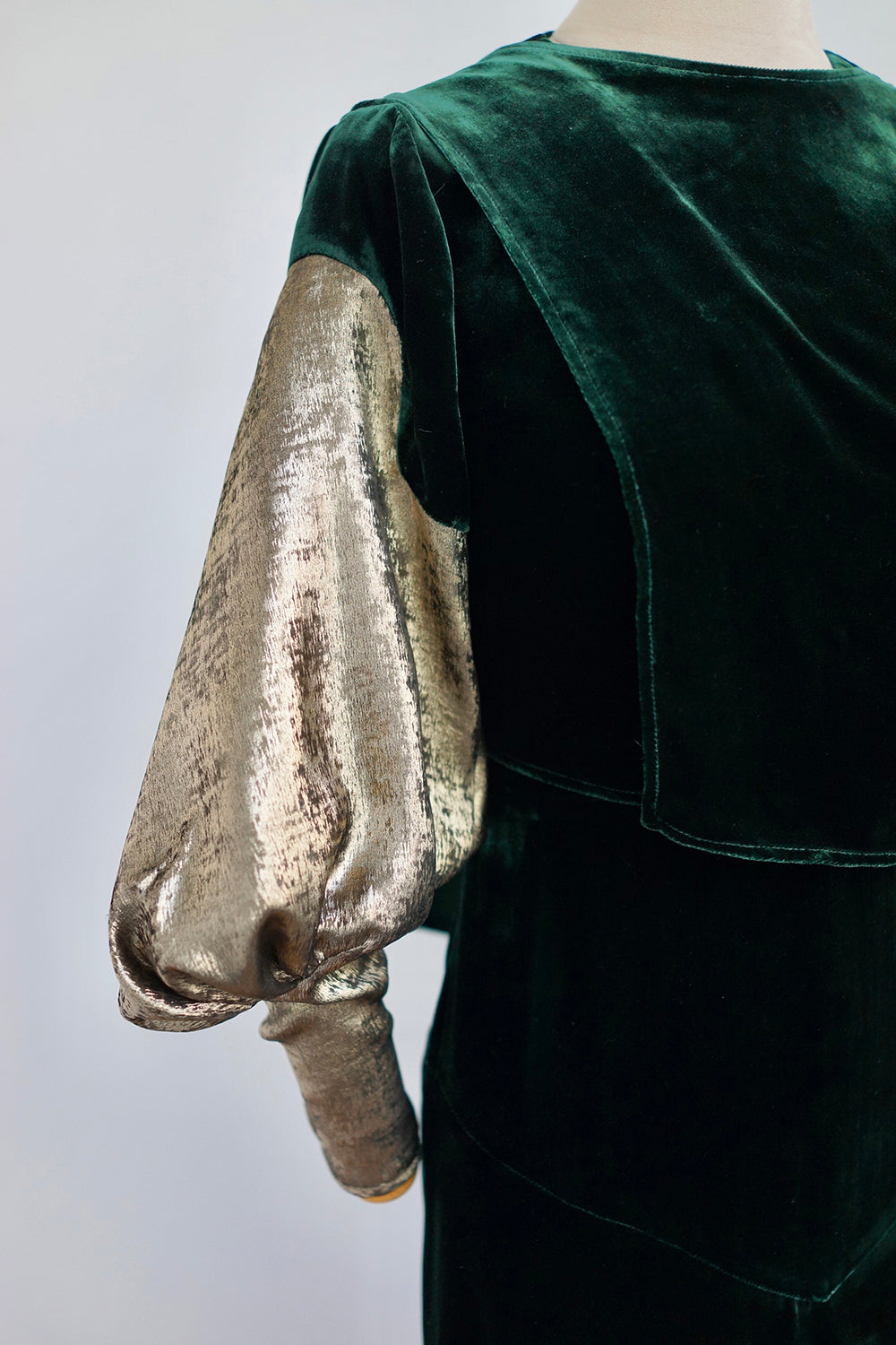 1930s|Gold-Sleeved Green Velvet Evening Gown