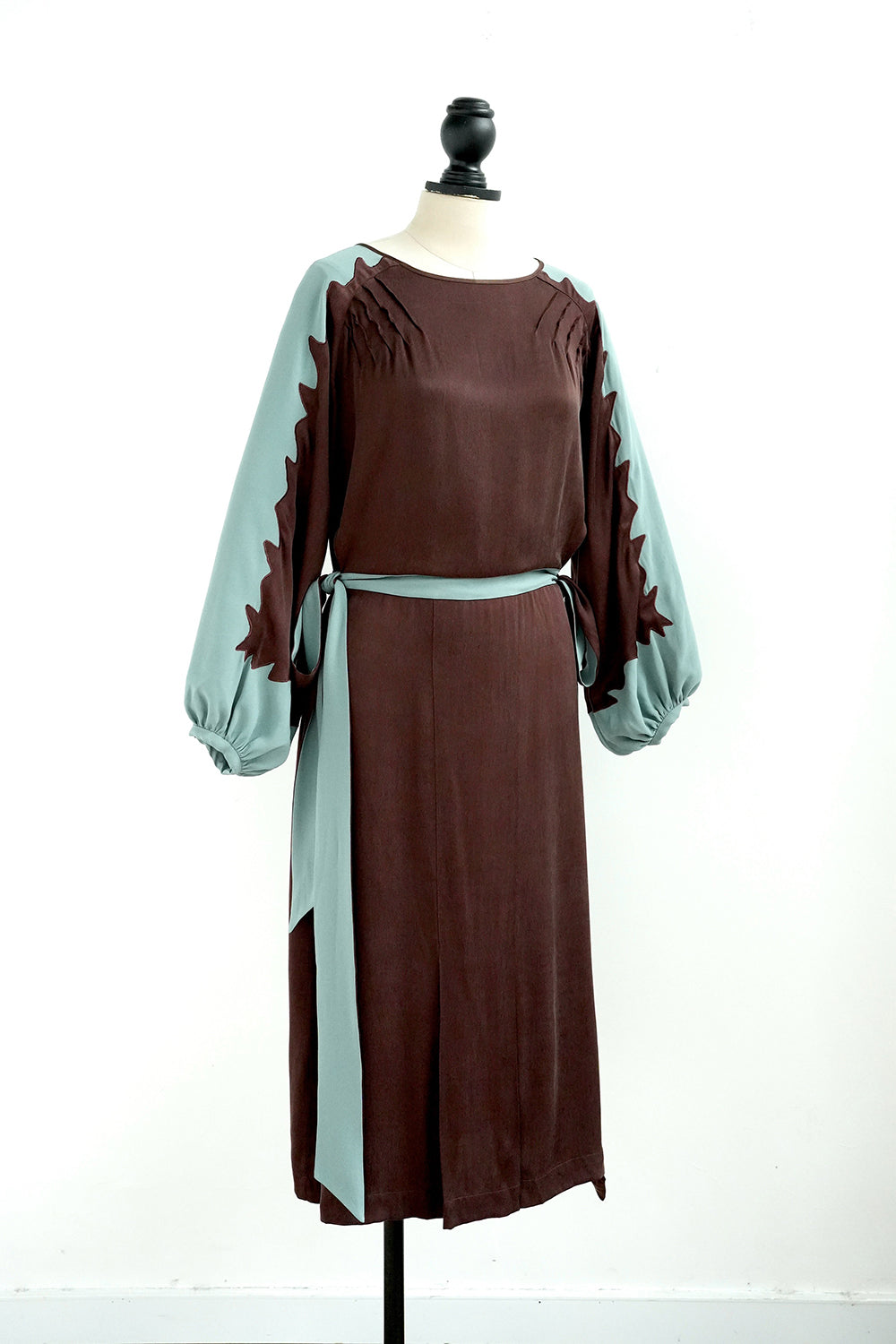 1920s|Wave-embroidered Color-block Sleeve Dress
