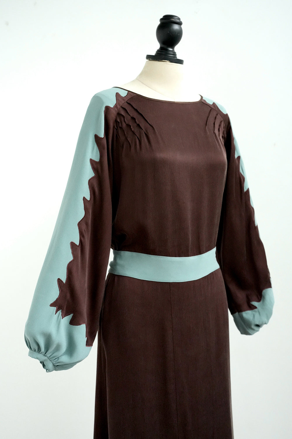1920s|Wave-embroidered Color-block Sleeve Dress