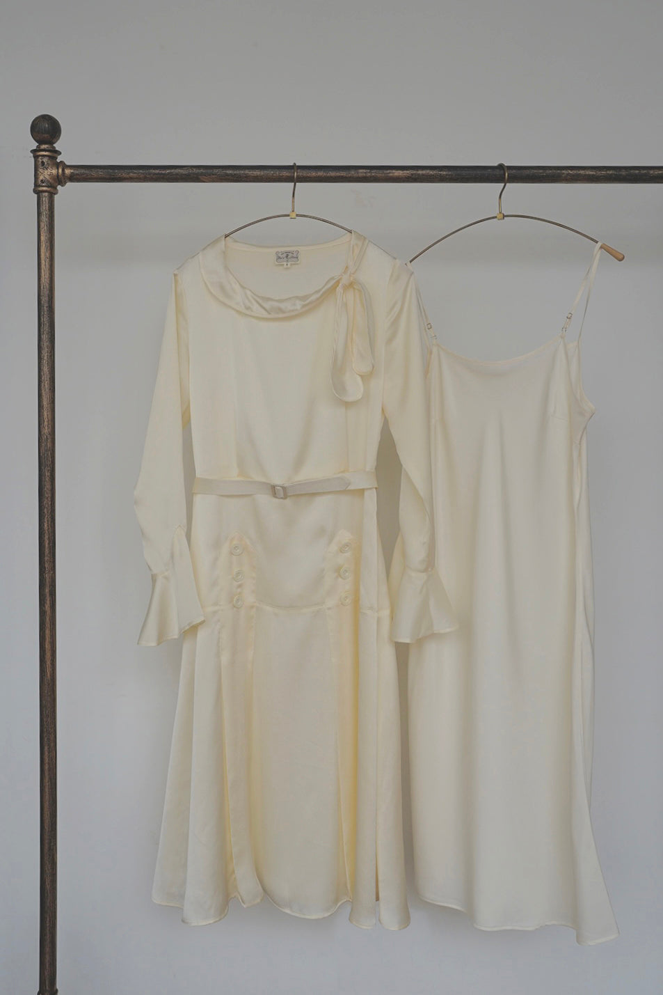 1930s｜Pearlescent Satin Ruffle Sleeve High-Waisted Dress