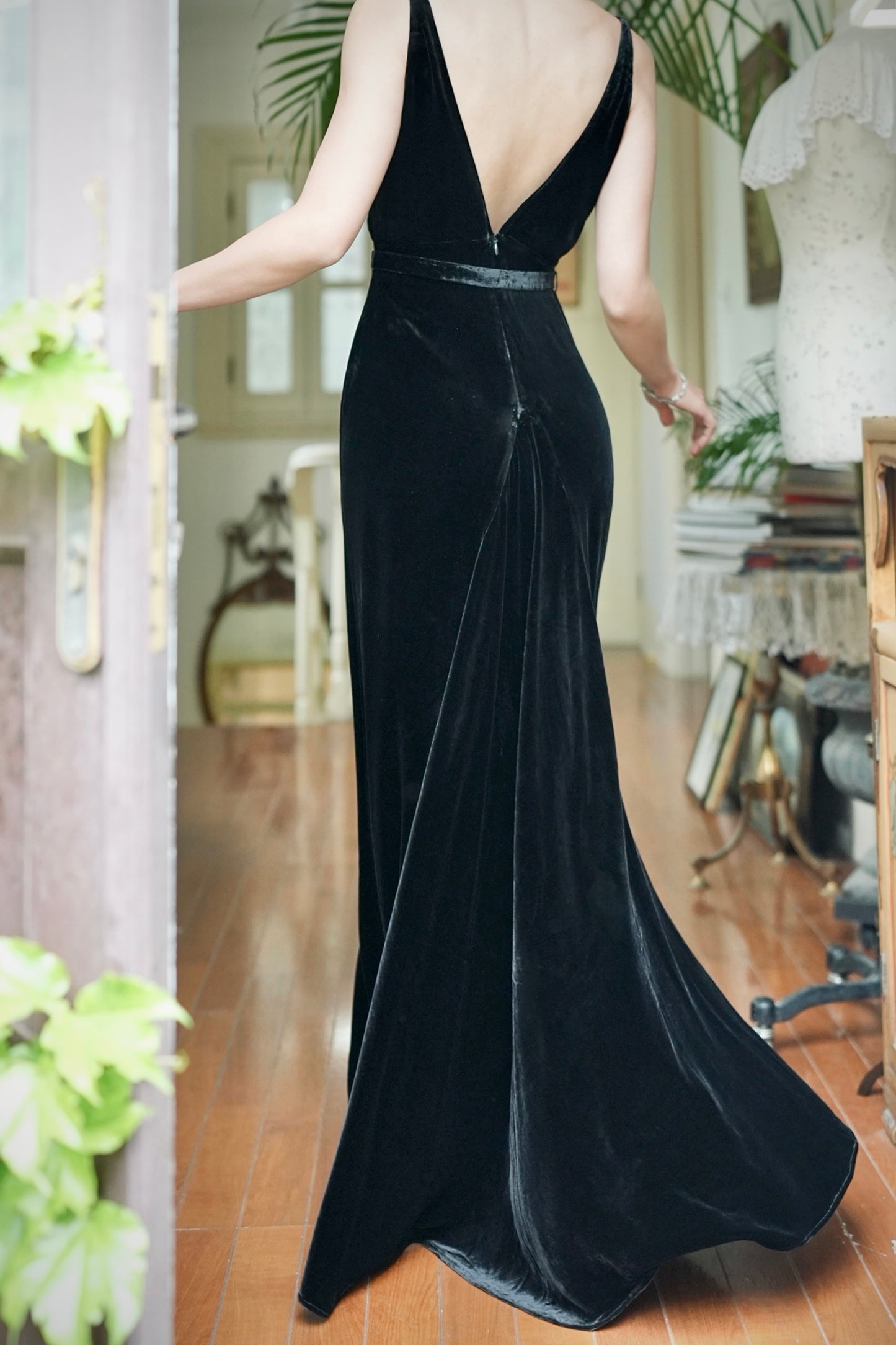 1930s｜Black Velvet Backless Mermaid Gown