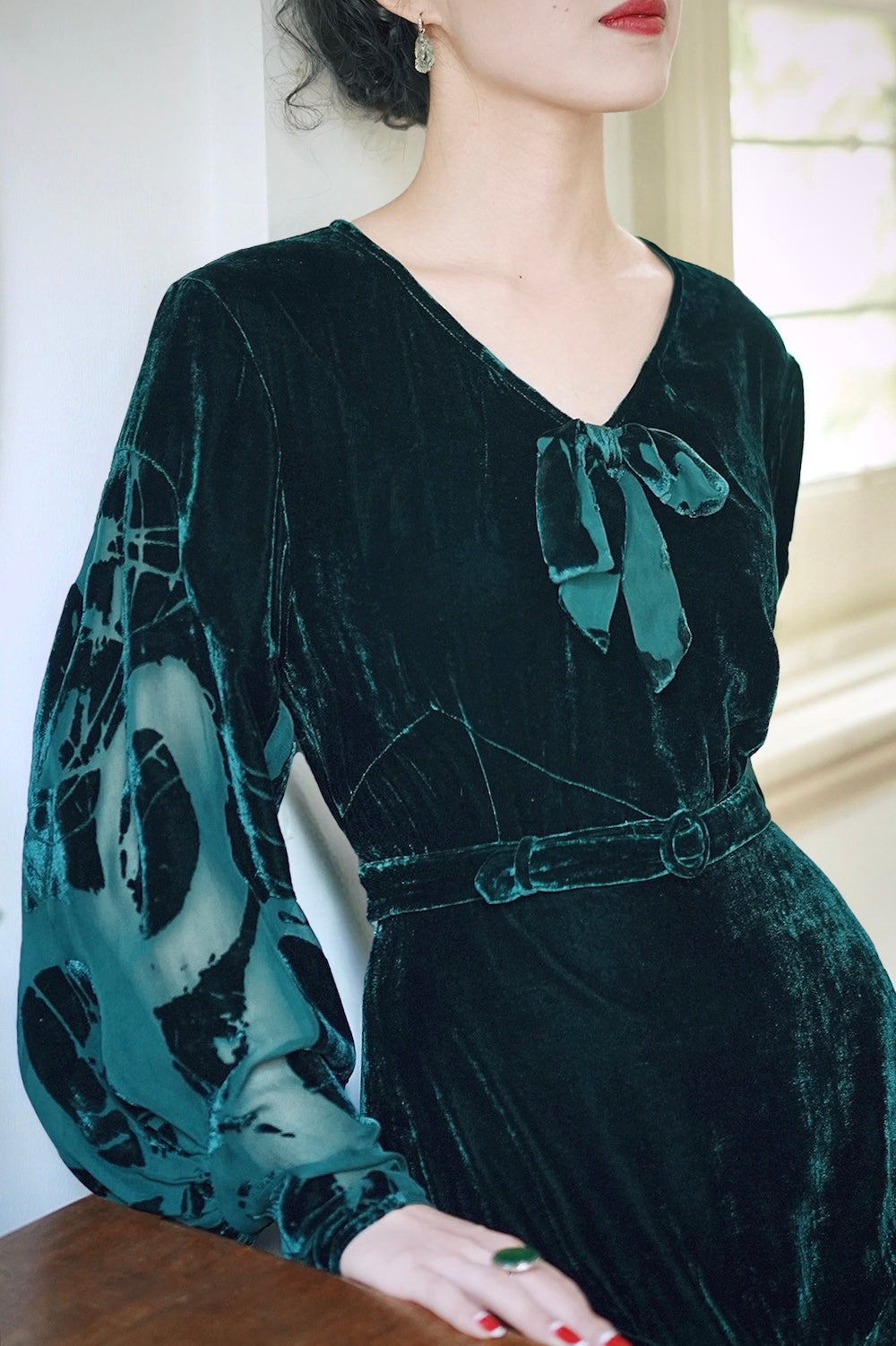 1930s｜Burned-Out Velvet Green Gown with Gigot Sleeves