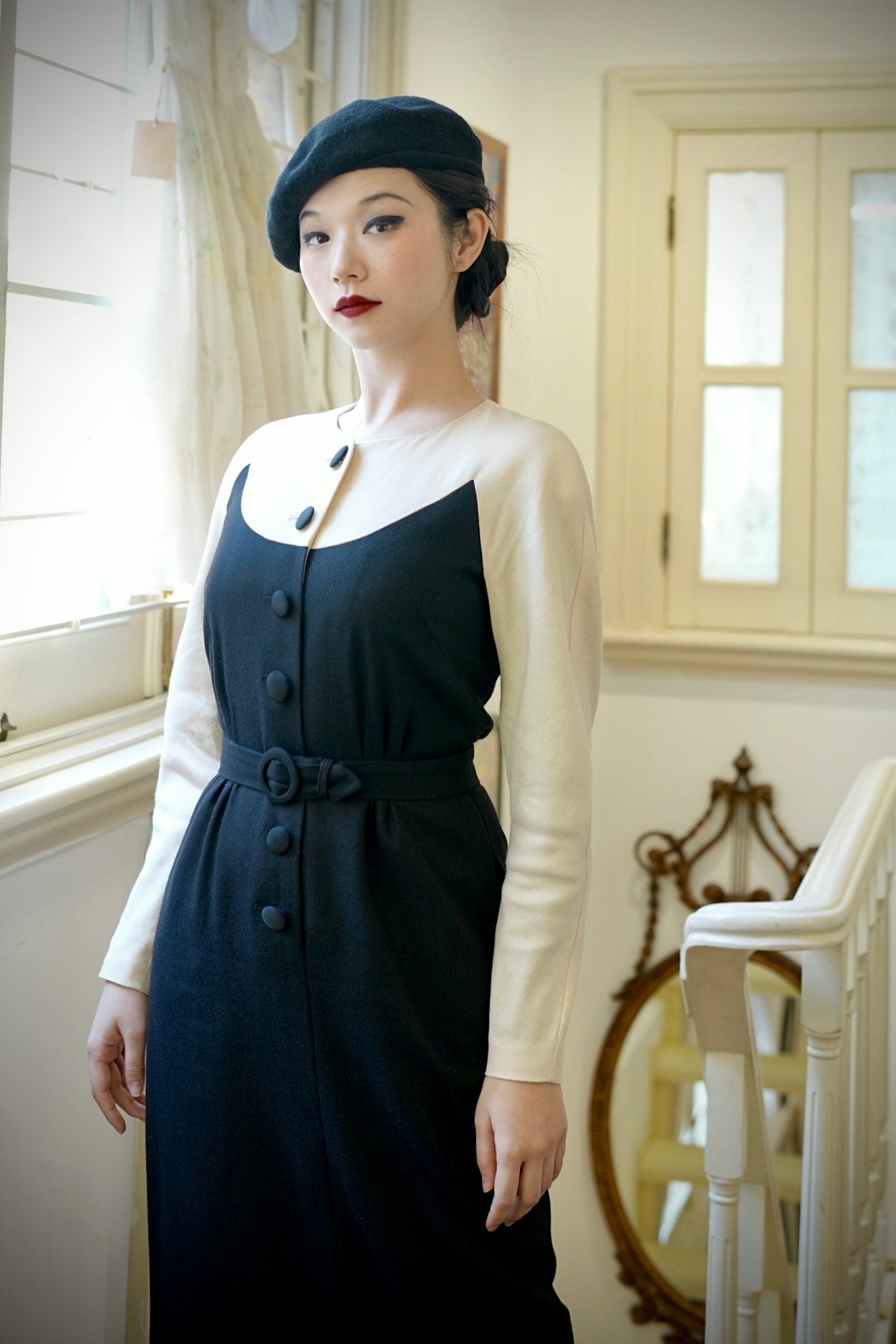 1940s｜Black and White M-shaped Color-block Dress