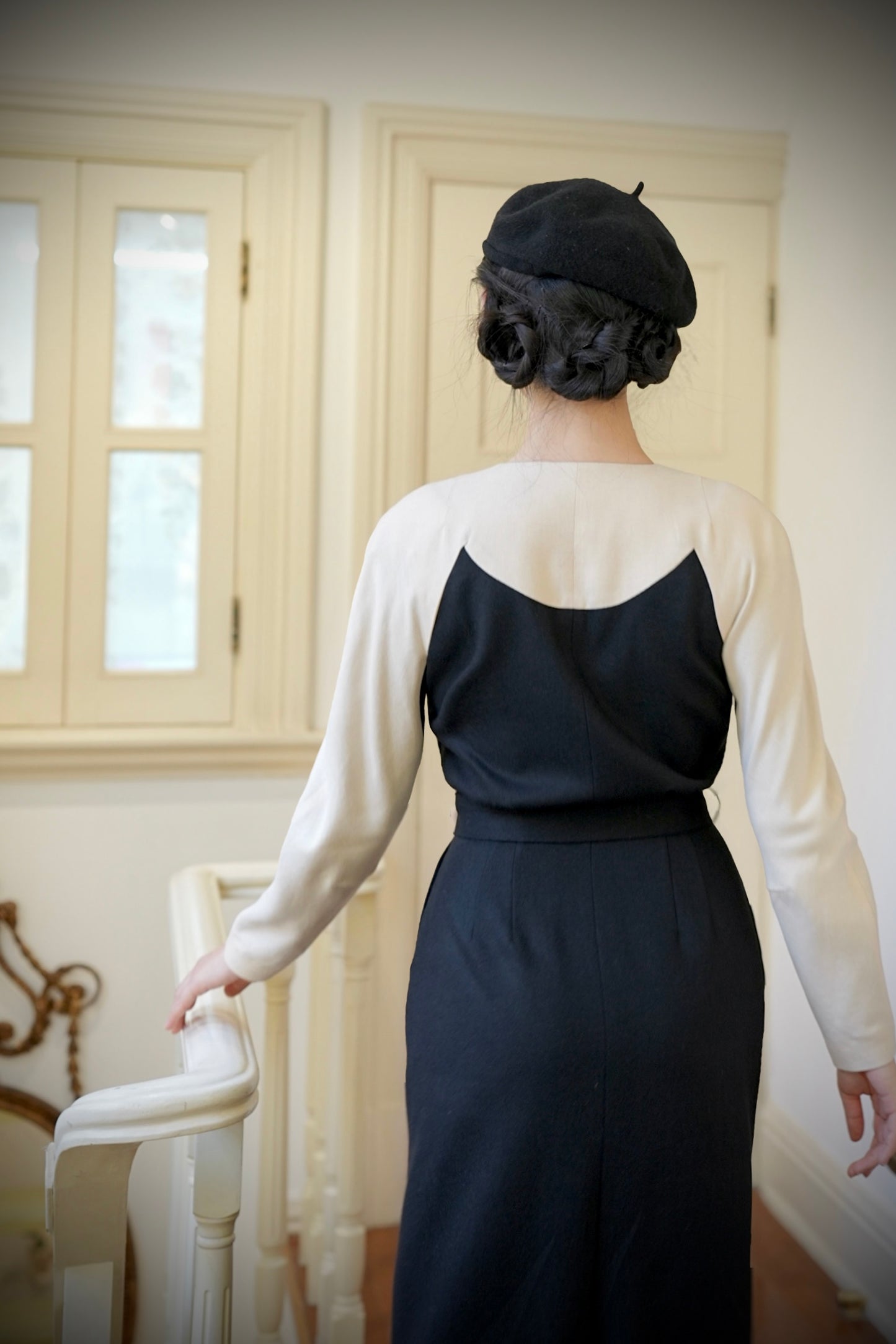 1940s｜Black and White M-shaped Color-block Dress