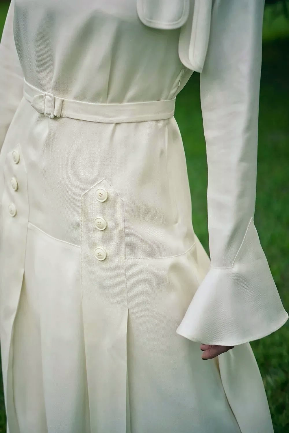 1930s｜Pearlescent Satin Ruffle Sleeve High-Waisted Dress