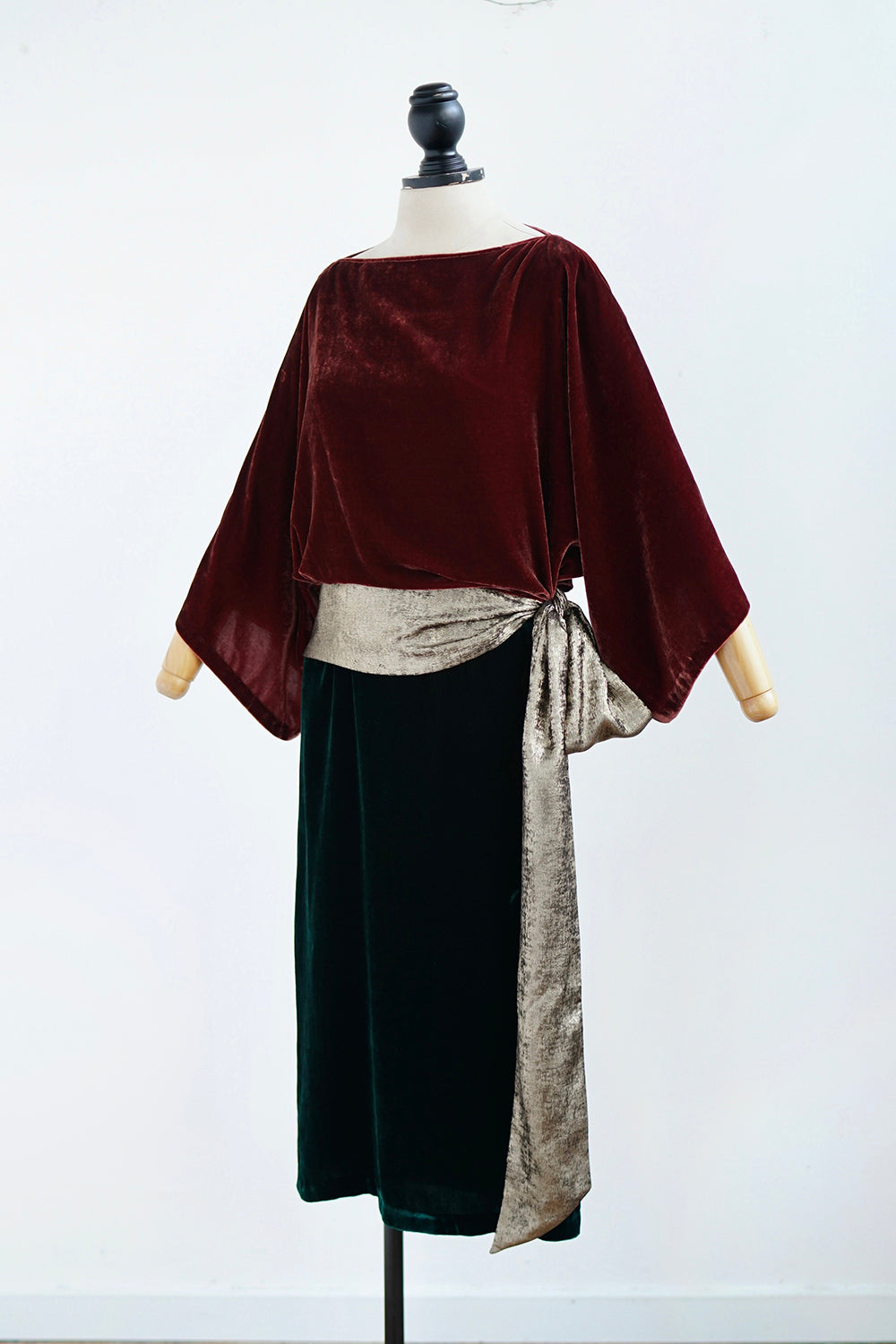 1920s｜Burgundy Velvet Top With Gold Belt