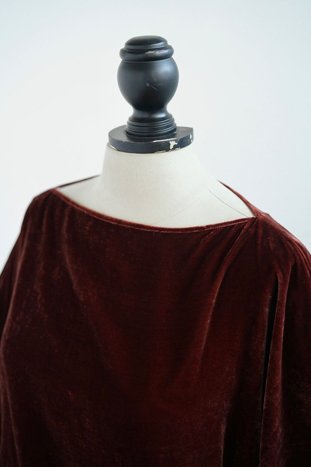 1920s｜Burgundy Velvet Top With Gold Belt