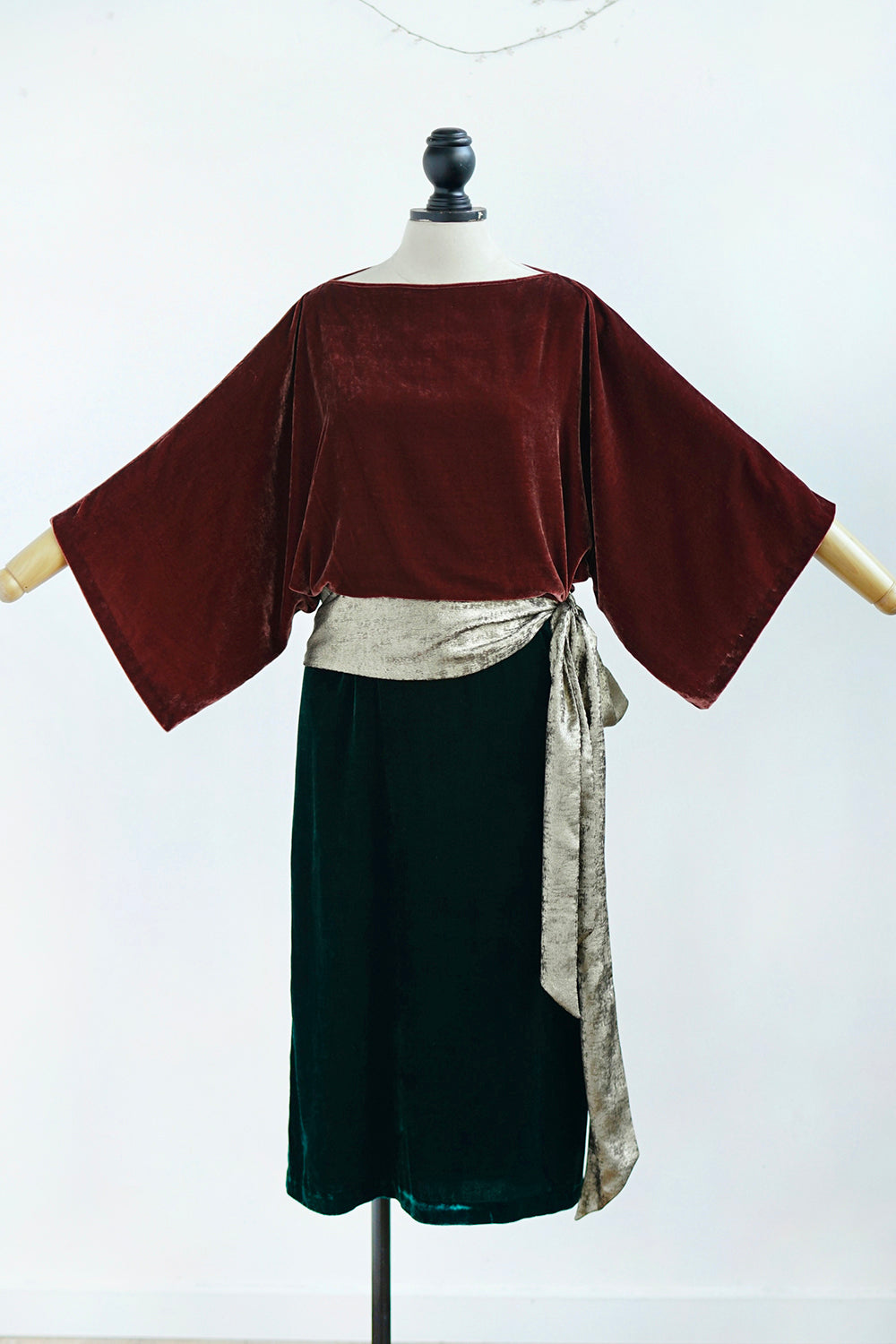 1920s｜Burgundy Velvet Top With Gold Belt