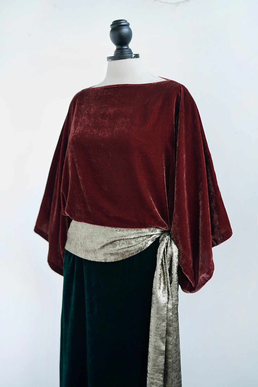 1920s｜Burgundy Velvet Top With Gold Belt