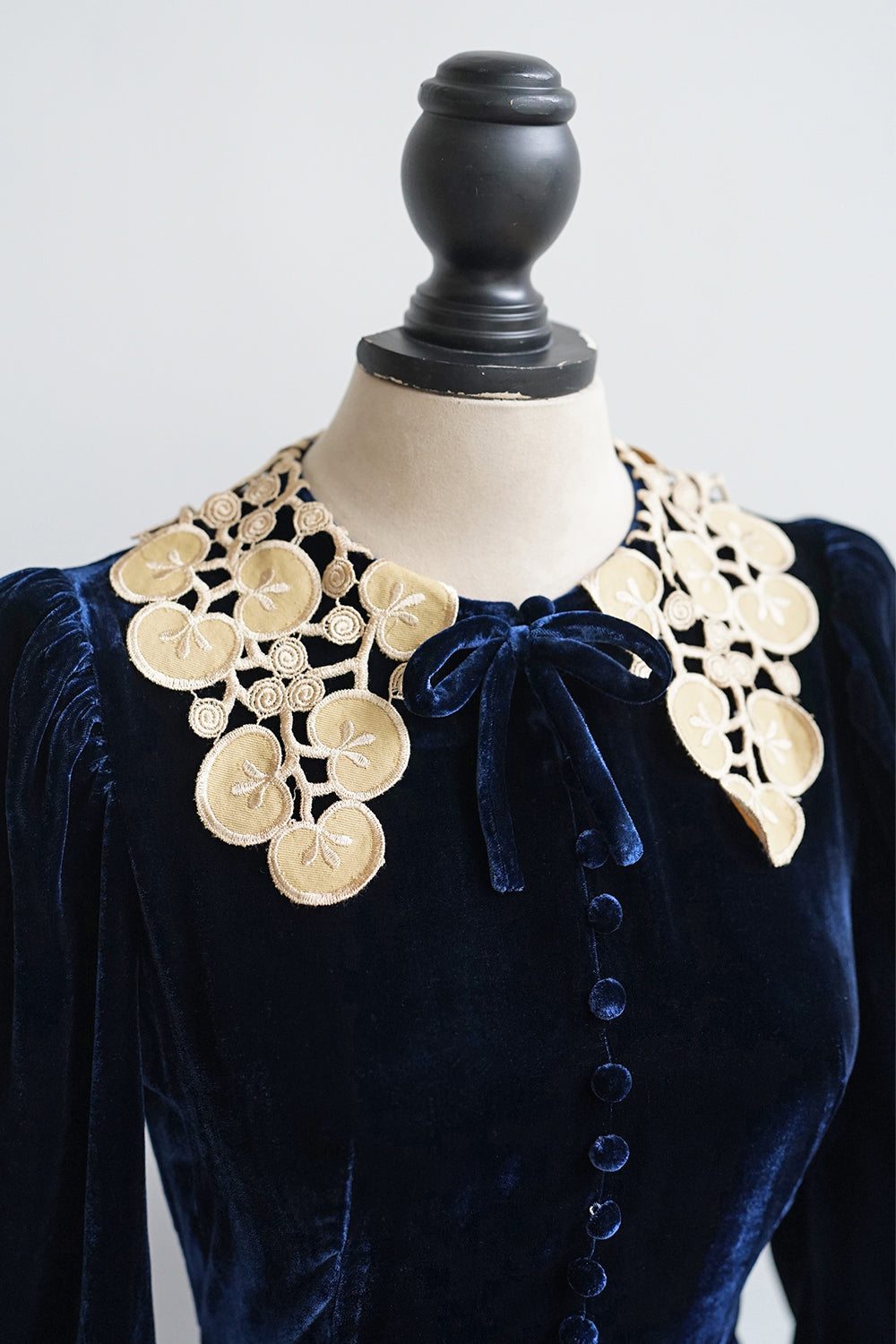 1930s｜Lace Collar Blue Velvet Dress