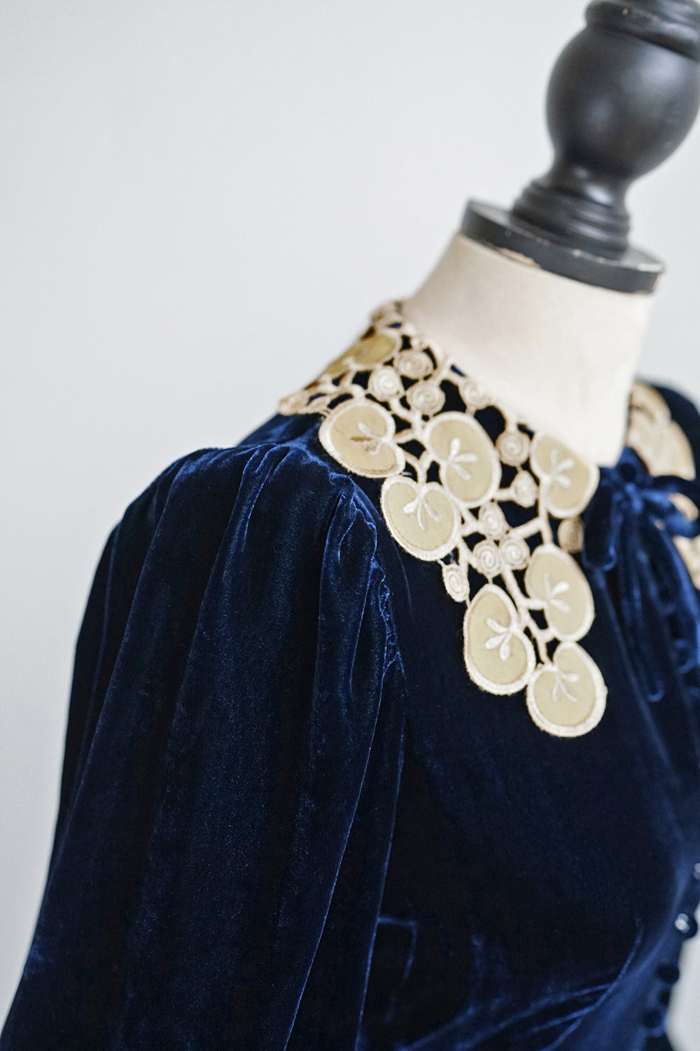 1930s｜Lace Collar Blue Velvet Dress