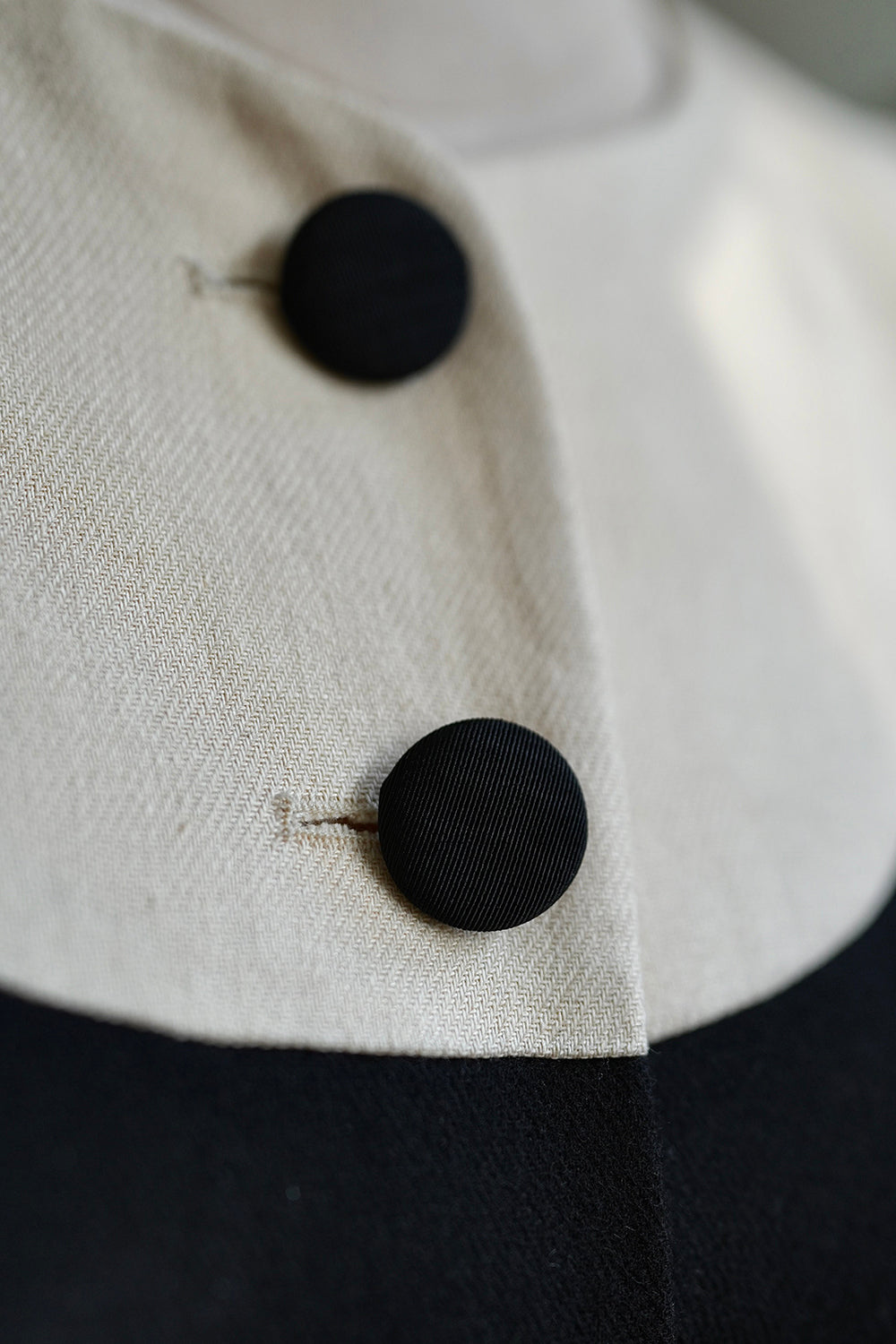 1940s｜Black and White M-shaped Color-block Dress