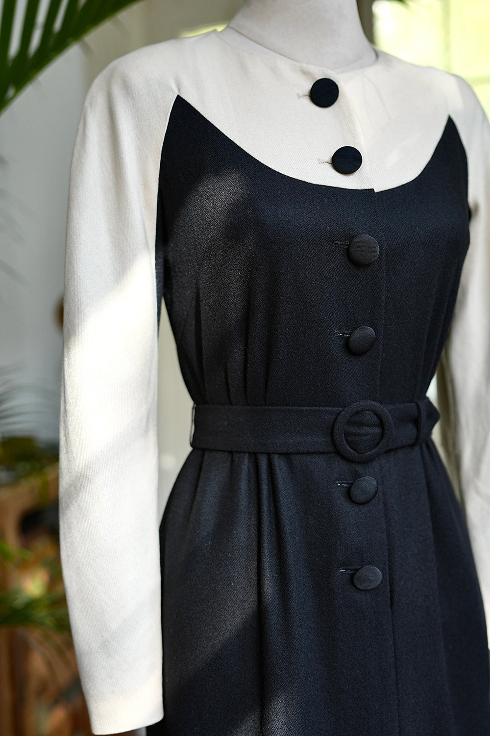 1940s｜Black and White M-shaped Color-block Dress