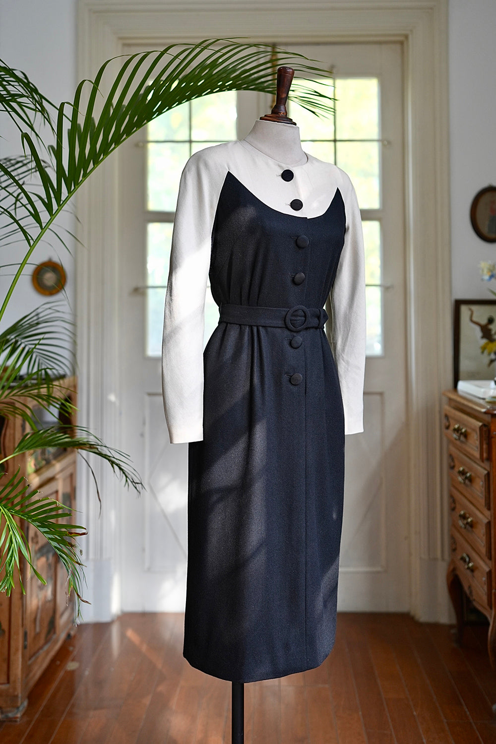 1940s｜Black and White M-shaped Color-block Dress