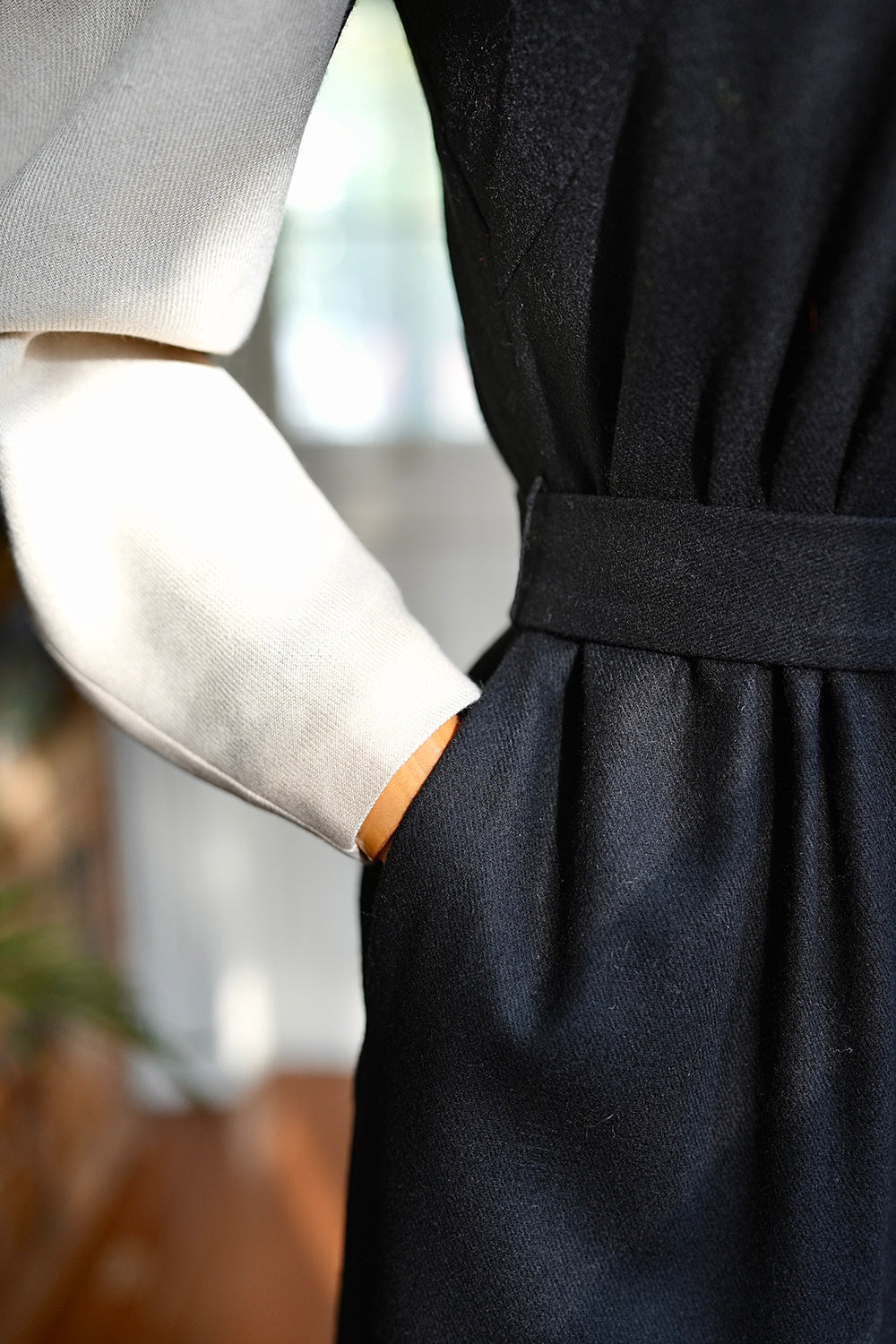 1940s｜Black and White M-shaped Color-block Dress