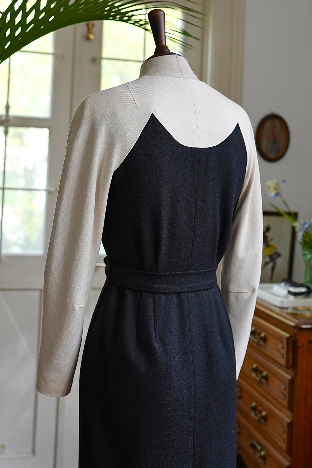 1940s｜Black and White M-shaped Color-block Dress