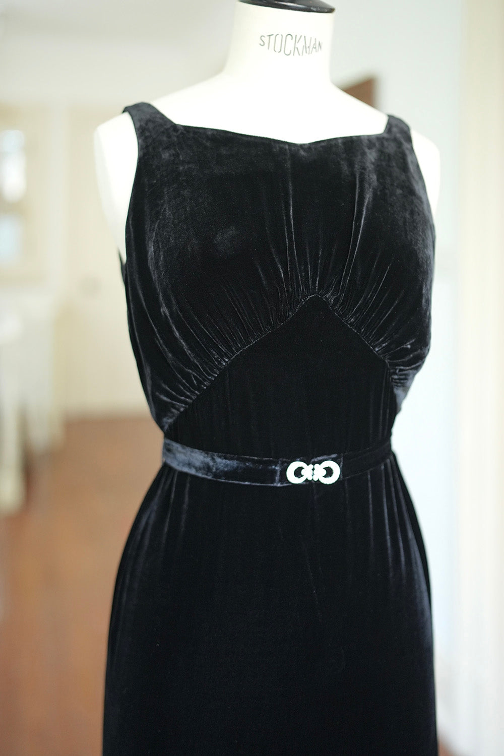 1930s｜Black Velvet Backless Mermaid Gown