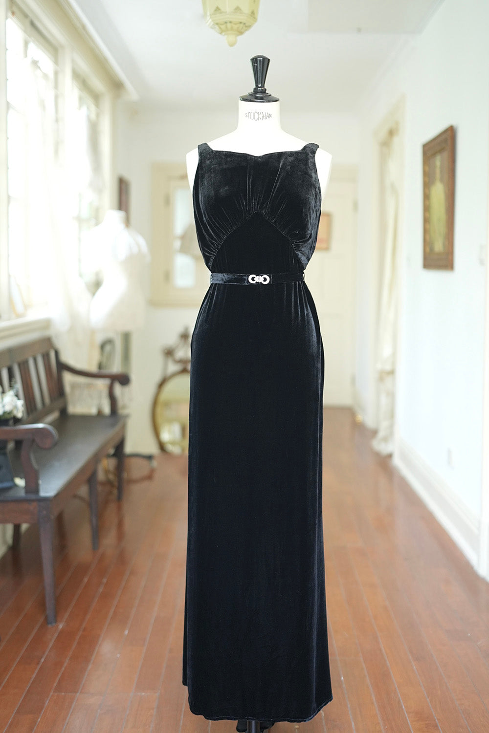 1930s｜Black Velvet Backless Mermaid Gown