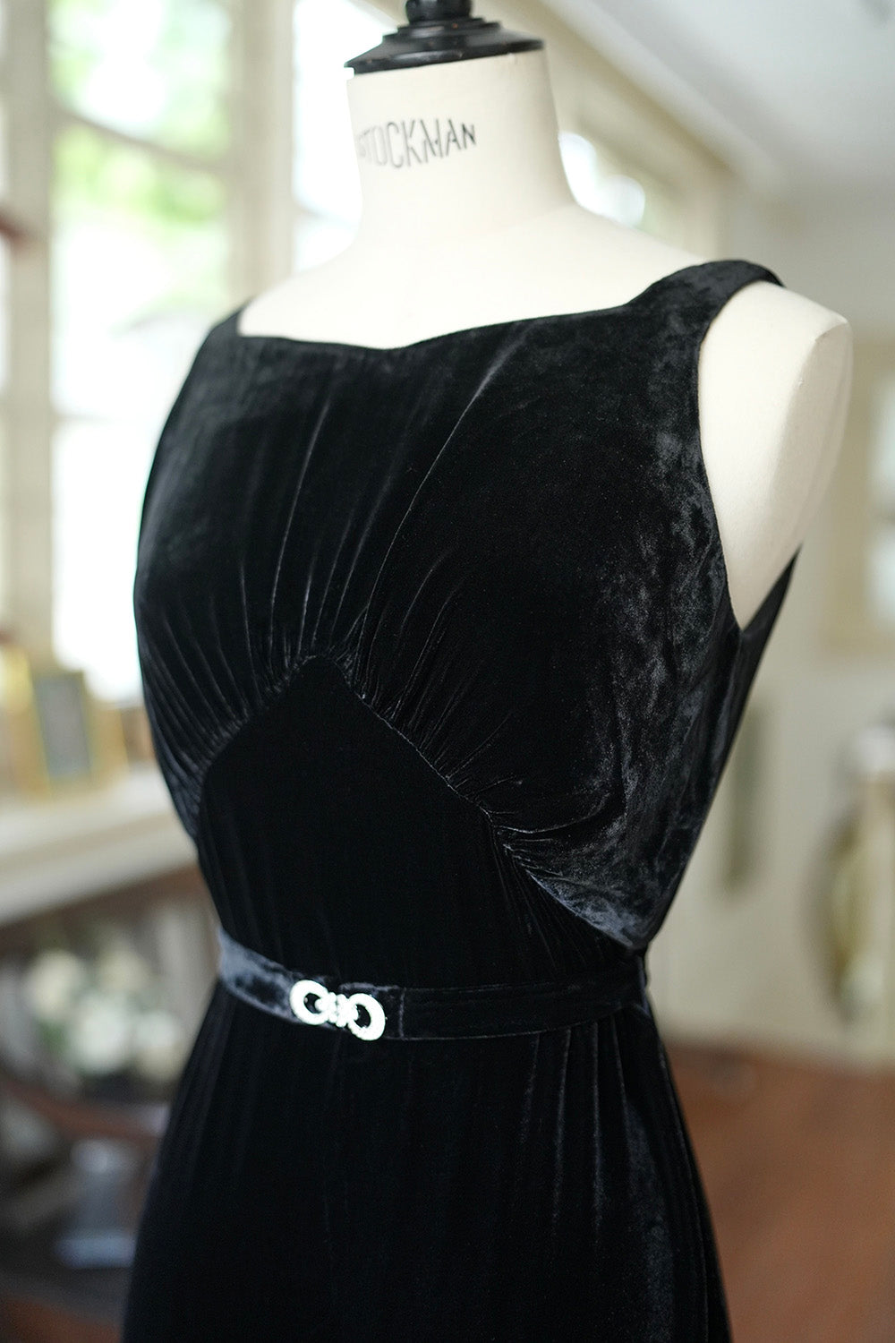 1930s｜Black Velvet Backless Mermaid Gown