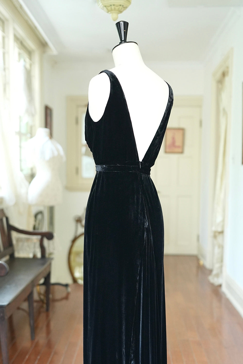 1930s｜Black Velvet Backless Mermaid Gown