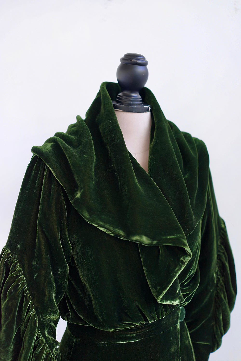 1920s｜A stunning pleated velvet padded Opera Coat