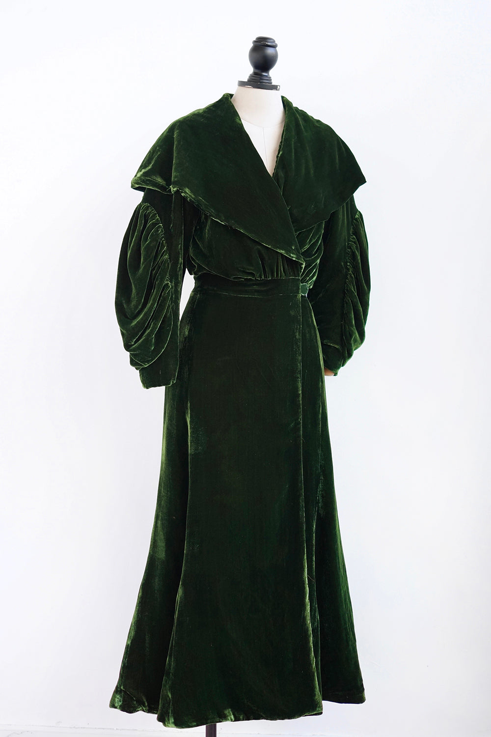 1920s｜A stunning pleated velvet padded Opera Coat