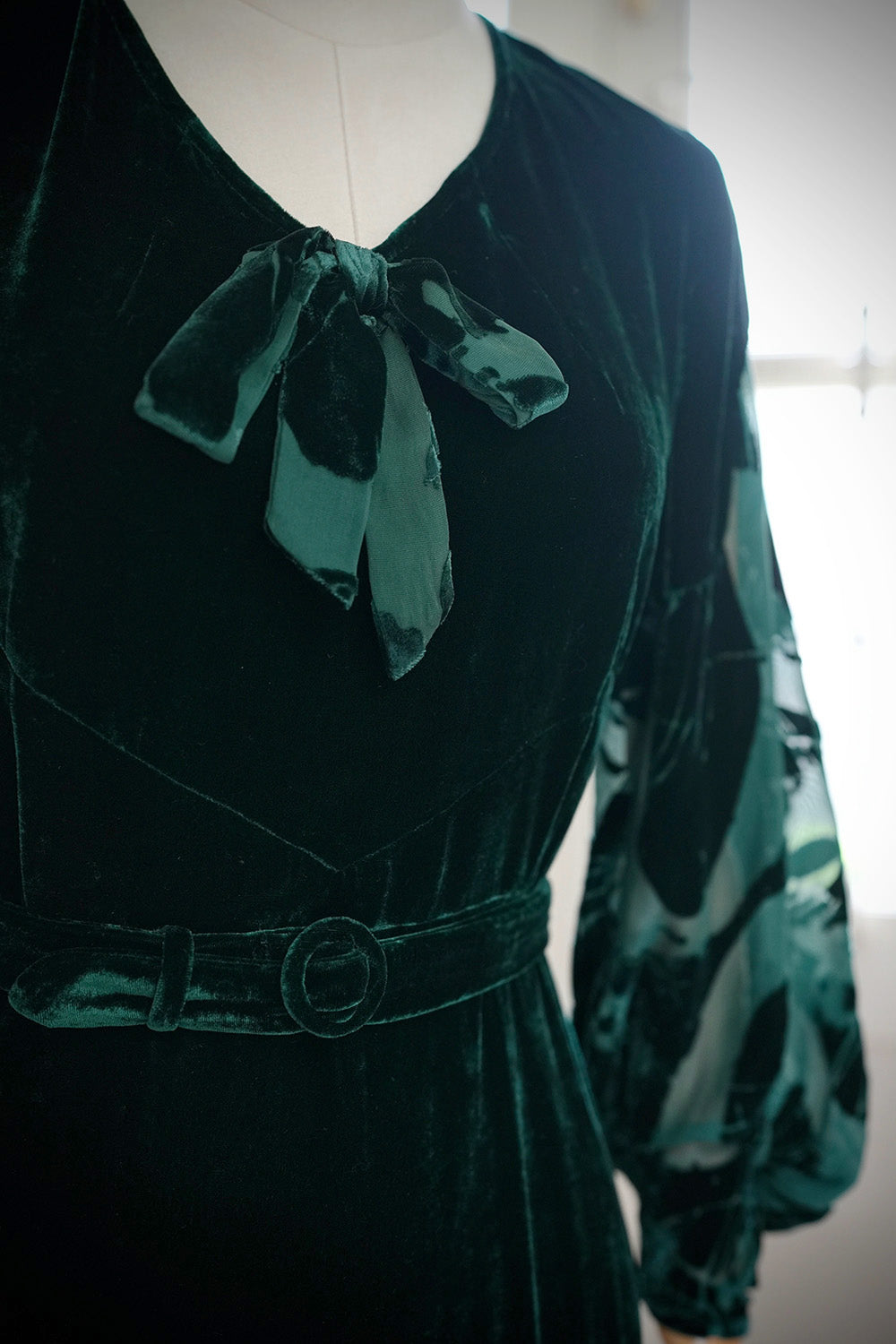 1930s｜Burned-Out Velvet Green Gown with Gigot Sleeves